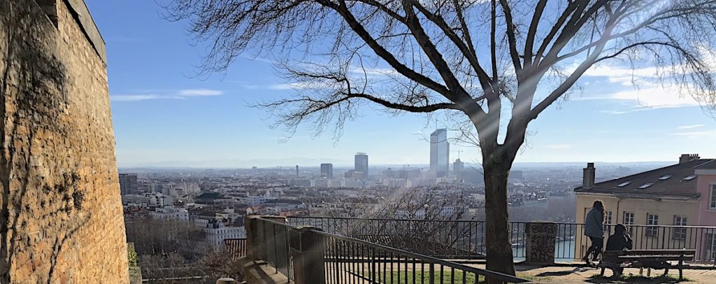 Lyon rive gauche et Part-Dieu depuis les pentes de Croix-Rousse, de la bien nommée place Bellevue